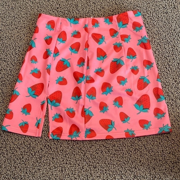 Strawberry 🍓 Skirt - Picture 1 of 5